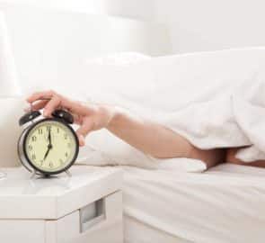 صبح ها به سختی از تخت جدا می شوید؟ این ۷ نکته می تواند به شما کمک کند